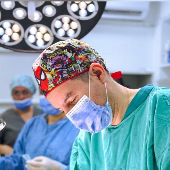 El Dr. Marcelo Montiel durante una cirugía